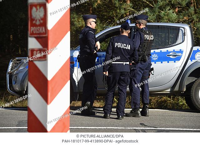 17 October 2018, Mecklenburg-Western Pomerania, Hintersee: Polish policemen are standing at the border crossing Hintersee