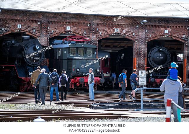 05.05.2018, Brandenburg, Wittenberge: Visitors are traveling in the railway museum Lokschuppen Wittenberge on the first day of the steam