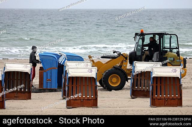 06 November 2020, Mecklenburg-Western Pomerania, Warnemünde: The beach oasis Treichel brings the last of its 300 beach chairs to the winter quarters