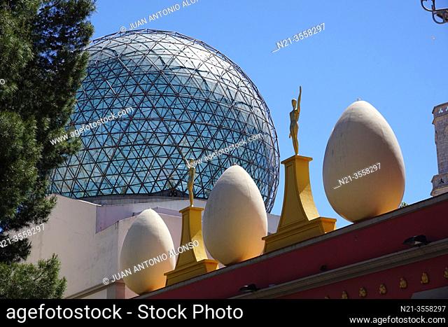 Geodesic dome of the Dali Theatre and Museum seen from the back of the building. City of Figueres, Girona, Catalonia, Spain, Europe