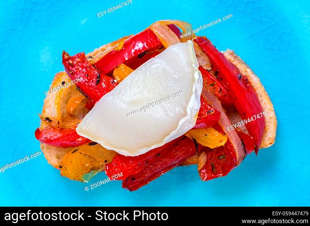 Bruschetta mit Paprika und Ziegenkäse auf einem türkisen Teller