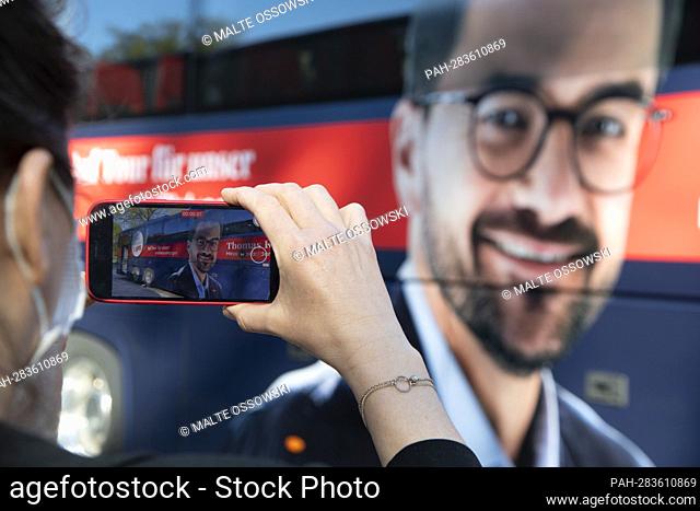 A journalist photographs the picture of Thomas KUTSCHATY, top candidate of the North Rhine-Westphalia SPD and chairman of the SPD state parliamentary group