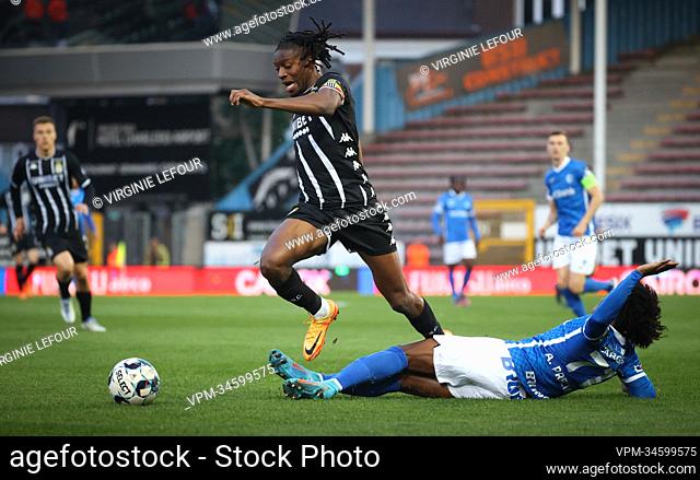 Charleroi's Joris Kayembe and Genk's Angelo Preciado fight for the ball during a soccer match between Sporting Charleroi and KRC Genk
