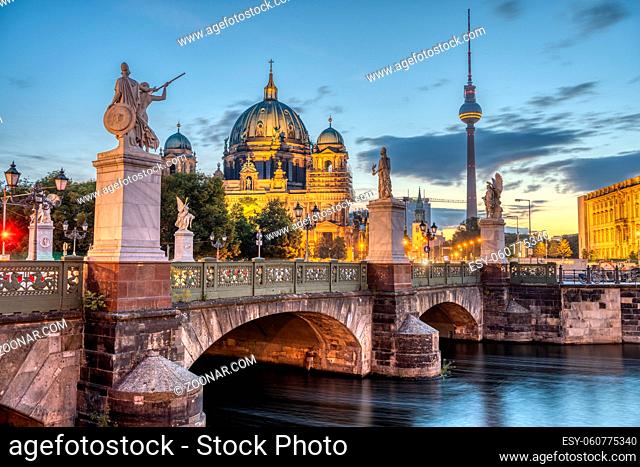 Der Dom, der Fernsehturm und die Schlossbrücke in Berlin bei Sonnenaufgang