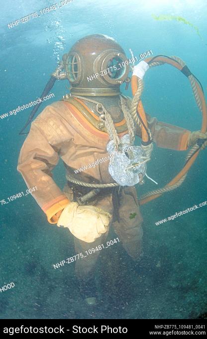 Hardhat diver  Date: 20/11/2003  Ref: ZB775-109481-0041  COMPULSORY CREDIT: Oceans Image/Photoshot