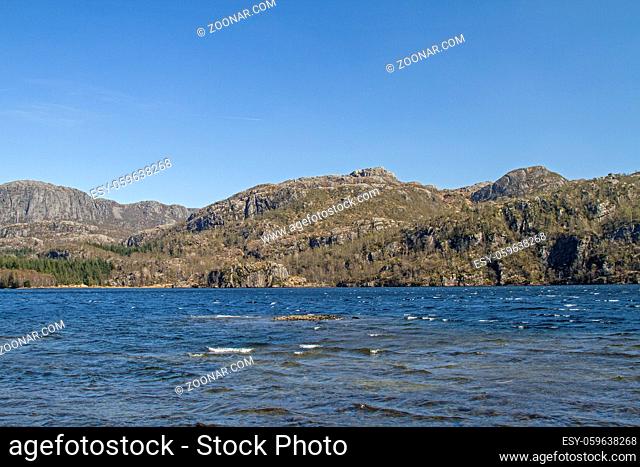 Einsamer Bergsee bei Vikesa im norwegischem Rogaland