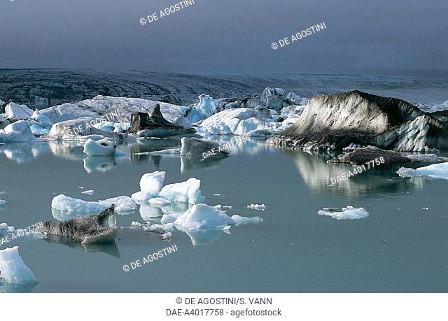 Iceberg lagoon formed by the Fjallsjokull Glacier (tongue of Vatna Glacier, Vatnajokull), Fjallsarlon, Austur-Skaftafellssysla, Iceland