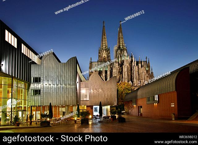 Blick vom Heinrich-Böll-Platz zwischen Museum Ludwig und Philharmonie auf den Kölner Dom, Köln, Nordrhein-Westfalen, Deutschland
