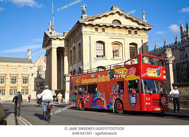 Tourist bus in front of Sheldonian Theatre, Oxford, Oxfordshire, England, UK