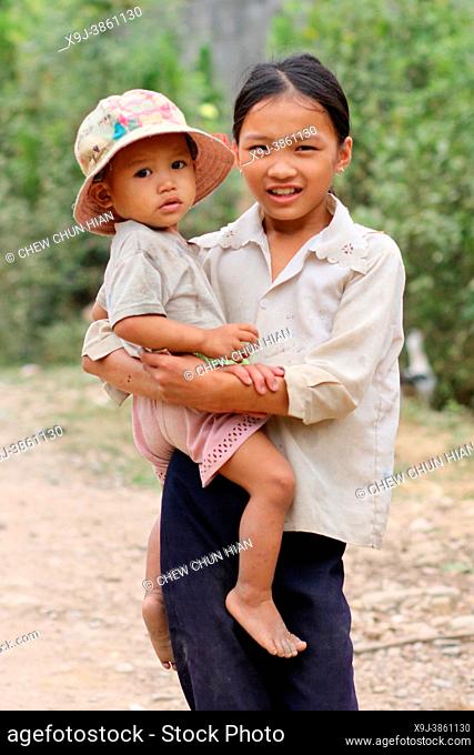 Niños jugando en la aldea de Lao Chai cerca de Sapa, Vietnam, Asia