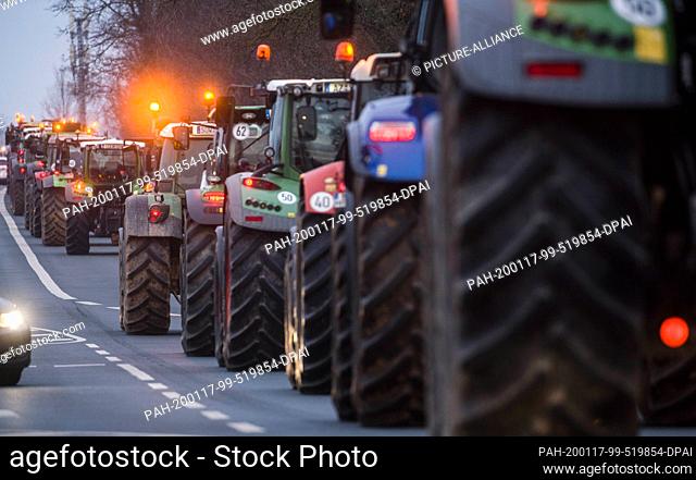 17 January 2020, Rhineland-Palatinate, Klein-Winternhei, : Agricultural vehicles are clogging the roads in the village south of Mainz with a tractor chain with...