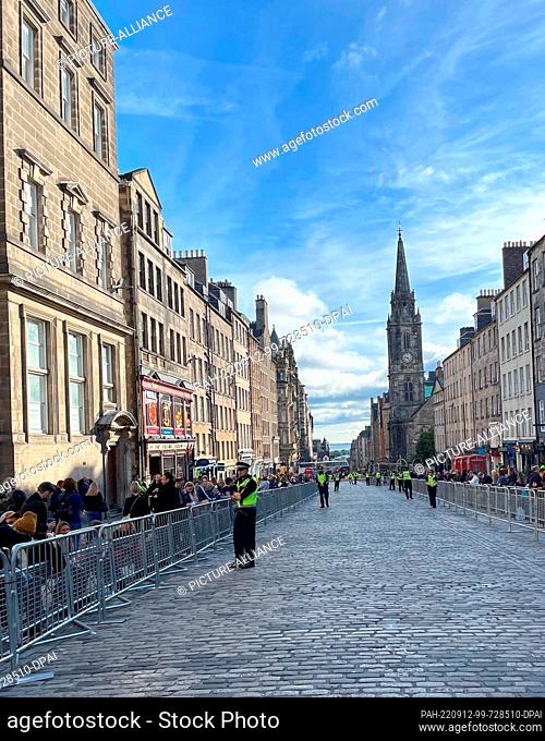 12 September 2022, Great Britain, Edinburgh: Police officers secure the Royal Mile, which leads from the royal residence Holyrood Palace to Edinburgh Castle