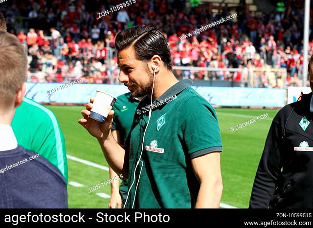 Claudio Pizarro (SV Werder Bremen) trinkt einen Becher vor dem Spiel der 1. BL: 16-17 - 26. Spieltag - SC Freiburg vs. Werder Bremen