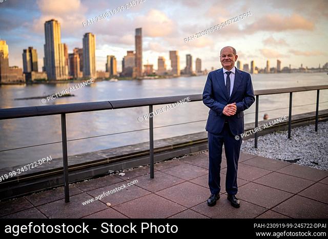 18 September 2023, USA, New York: Chancellor Olaf Scholz (SPD), stands on the roof terrace of the UN on the East River during the reception to mark the 50th...