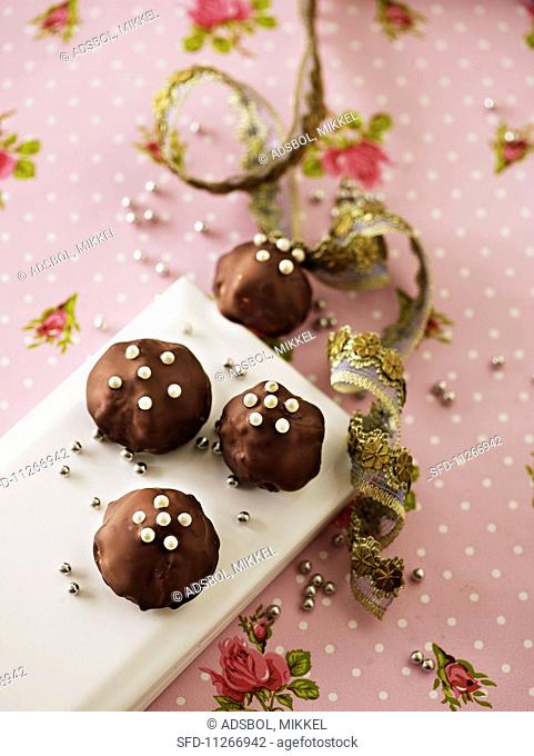 Marzipan confectionery with sugar pearls