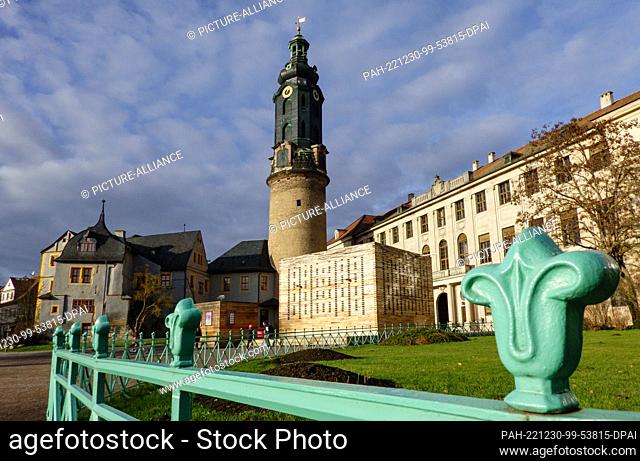 24 December 2022, Thuringia, Weimar: The city palace with the Bastille and the palace tower can be seen behind the green metal fence