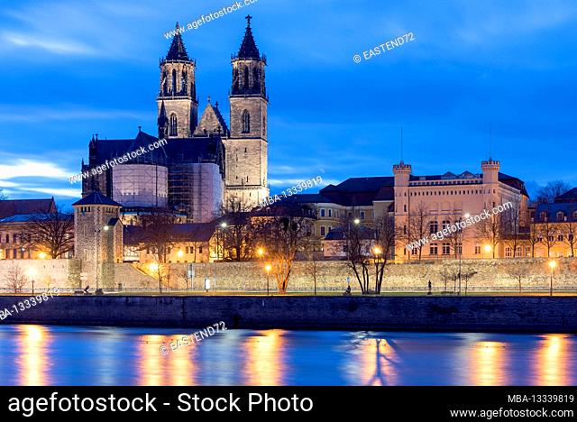 Germany, Saxony-Anhalt, Magdeburg, illuminated Schleinufer with Magdeburg Cathedral