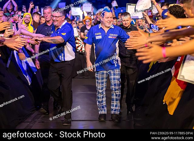 18 June 2023, Hesse, Frankfurt/Main: Darts: World Team Championship, Semifinals: Entry of the two Scots for the match against Germany