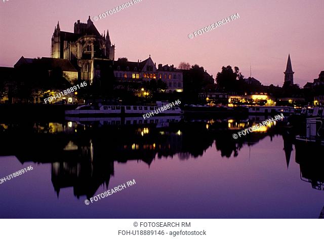Auxerre, Burgundy, France, Bourgogne, Yonne, Europe, wine region, Reflection of the Cathedral St. Etienne in the Yonne River in the evening in the city of...