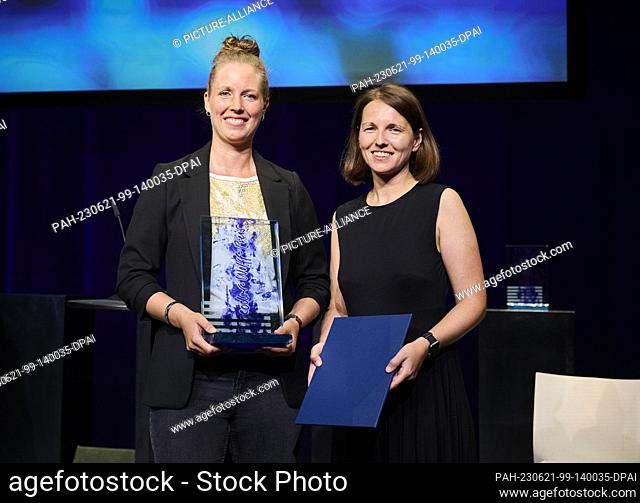 21 June 2023, Berlin: Julia Ruhnau (Nürnberger Nachrichten/Nürnberger Zeitung, l) receives the Theodor Wolff Award in the Best Local Piece category for...