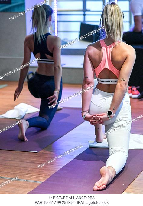16 May 2019, Berlin: At the opening of the Yoga, Pilates and Barre-Studios of the John & Janes Soulbase interested people take part in a workout