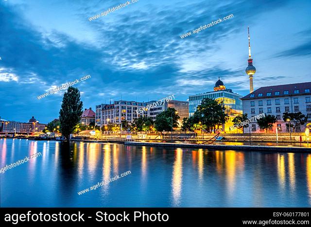 Die Spree im Zentrum von Berlin mit dem berühmten Fernsehturm in der Abenddämmerung
