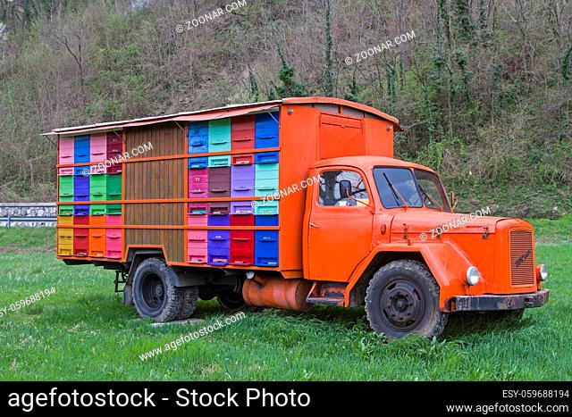 Alterumgebauter Lastwagenoldtimer fungiert gegenwärtig als mobiles Bienenhaus