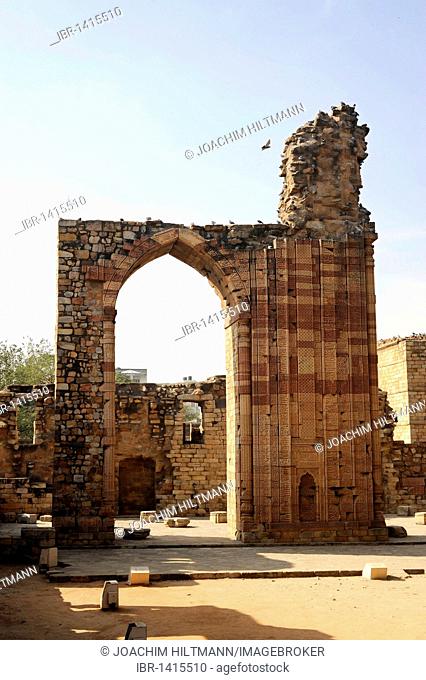 Ruins, Qutb Complex, Mehrauli Archaeological Park, Delhi, Uttar Pradesh, North India, India, South Asia, Asia