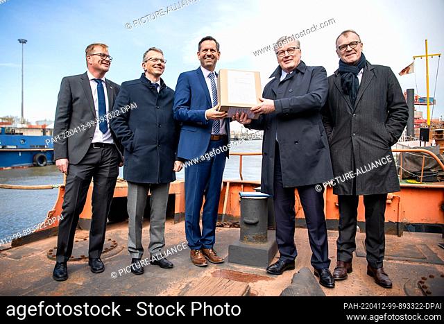12 April 2022, Lower Saxony, Stade: Knut Kokkelink (l-r), Branch Manager of the port company Niedersachsen Ports, Holger Banik