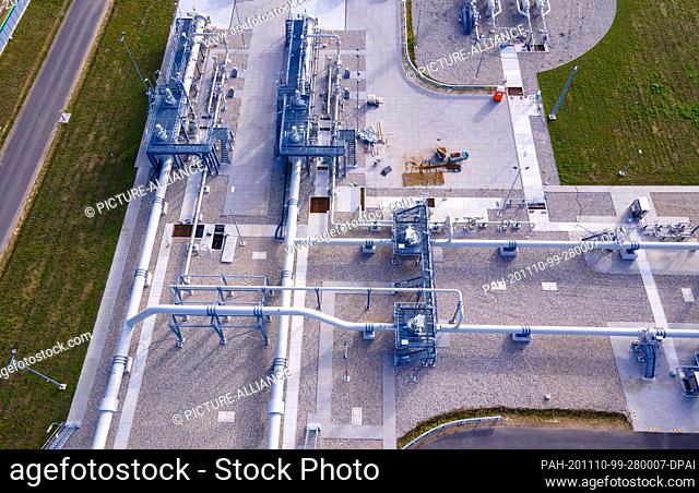 05 November 2020, Mecklenburg-Western Pomerania, Lubmin: The double shut-off valves are installed between the pipe systems of the gas receiving station of the...