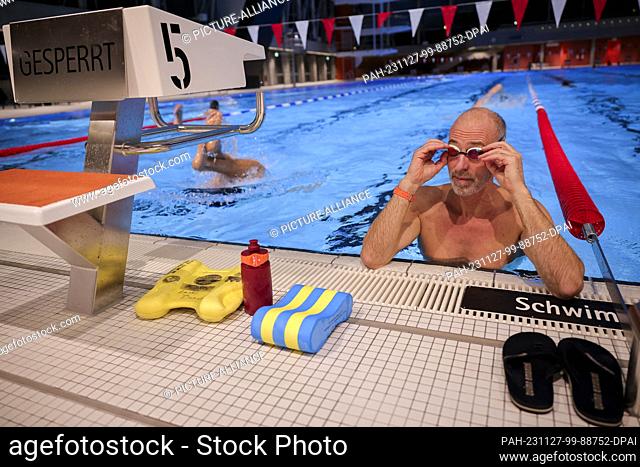 27 November 2023, Hamburg: Early swimmer Sebastian Jung and other swimmers are out and about in the rebuilt and extended Alster indoor swimming pool