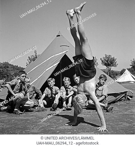 In der Freizeit zeigt ein Hitlerjunge seinen Kameraden einen Handstand im HItlerjugend Lager, Österreich 1930er Jahre. In the free time a Hitler youth shows his...
