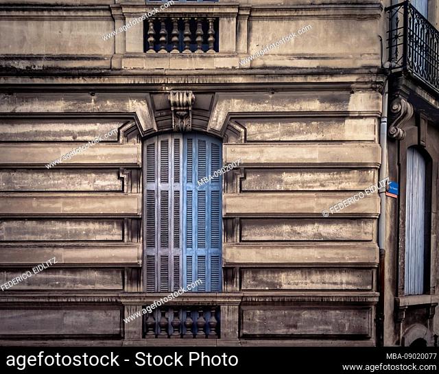 Blue shutter in Narbonne