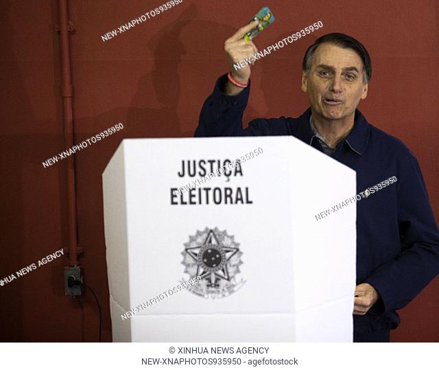 (181007) -- RIO DE JANEIRO, Oct. 7, 2018 (Xinhua) -- Brazilian presidential candidate of the Social Liberal Party Jair Bolsonaro casts his vote during the...