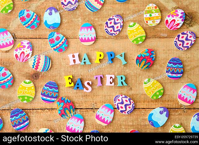 Bunte Eier auf rustikalem Holz als Hintergrund zu Ostern