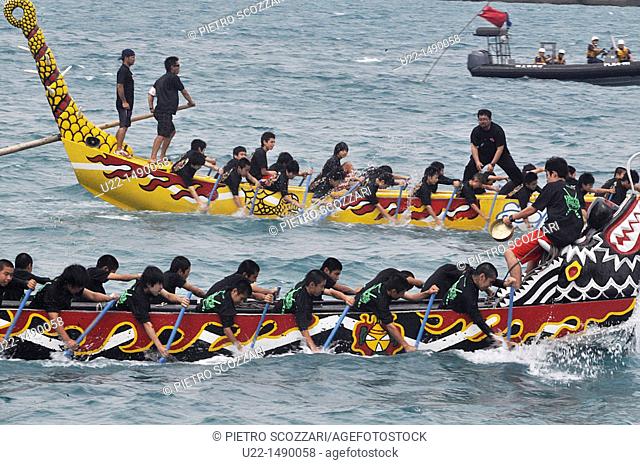 Naha (Japan): canoes at the Dragon Boat Festival