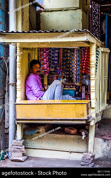 Mini kiosk, colourful markets and craftsmen in the old town of Bundi, Bundi, Rajasthan, India, Asia