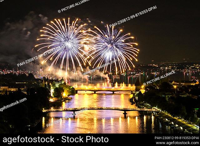 12 August 2023, Baden-Württemberg, Konstanz: Hundreds of people watch the fireworks of the Constance Lake Night Festival in Constance