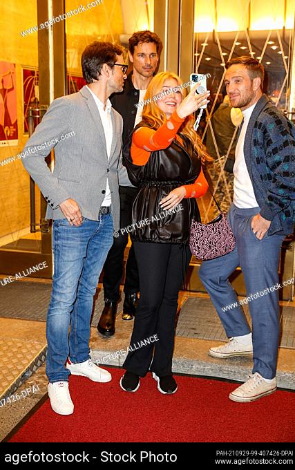 28 September 2021, Berlin: Director Simon Verhoeven (l-r), actress Palina Rojinski, actor Frederick Lau and actor Florian David Fitz (back) arrive at the...