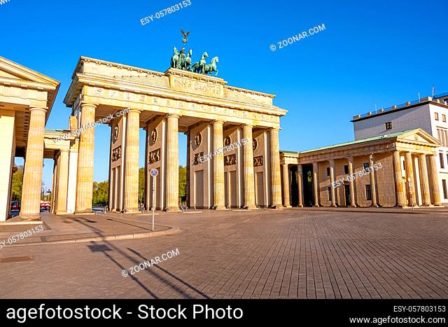 Das berühmte Brandenburger Tor in Berlin am frühen Morgen ohne Menschen