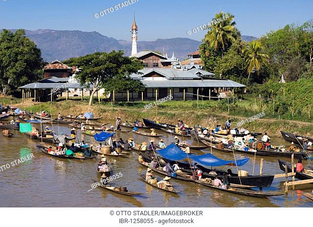 Boats at the floating market, stilt village Ywama, Inle Lake, Shan State, Burma, Myanmar, Asia