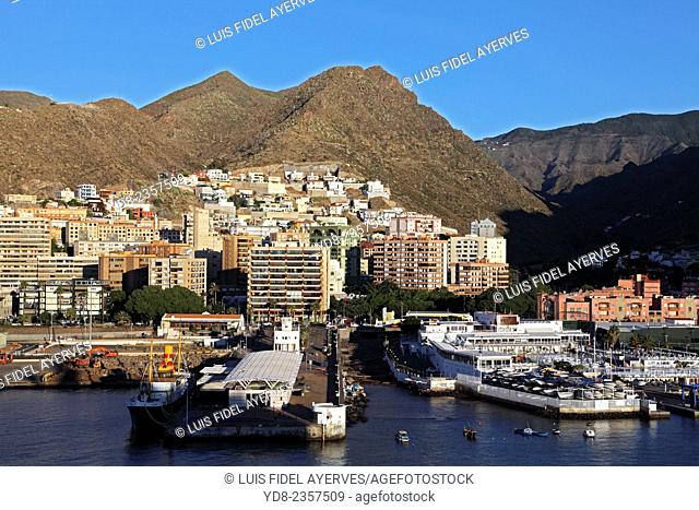 The Port of Santa Cruz de Tenerife is a commercial harbor, passenger, fishing, and sporty city of Santa Cruz de Tenerife, capital of the island of Tenerife