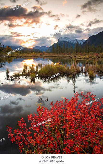 Sunrise at Vermillion Lakes with Mount Rundle in autumn, Banff National Park, UNESCO World Heritage Site, Alberta, Rocky Mountains, Canada, North America