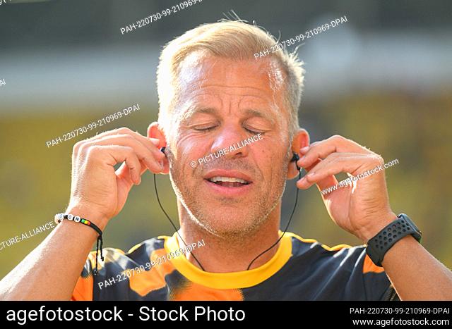 29 July 2022, Saxony, Dresden: Soccer: DFB Cup, SG Dynamo Dresden - VfB Stuttgart, 1st round, Rudolf Harbig Stadium. Dynamo coach Markus Anfang stands in the...