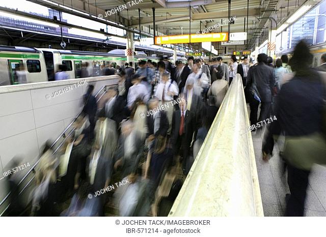 Rush hour at platform for JR-Line local trains, Tokyo Station, Tokyo, Japan, Asia