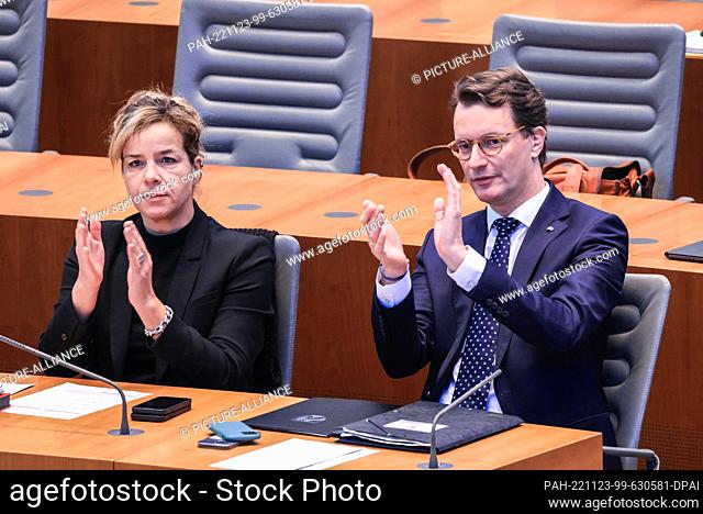 23 November 2022, North Rhine-Westphalia, Duesseldorf: Mona Neubauer (Greens), Minister for Economic Affairs, and Hendrik Wüst (CDU), Minister President (r)