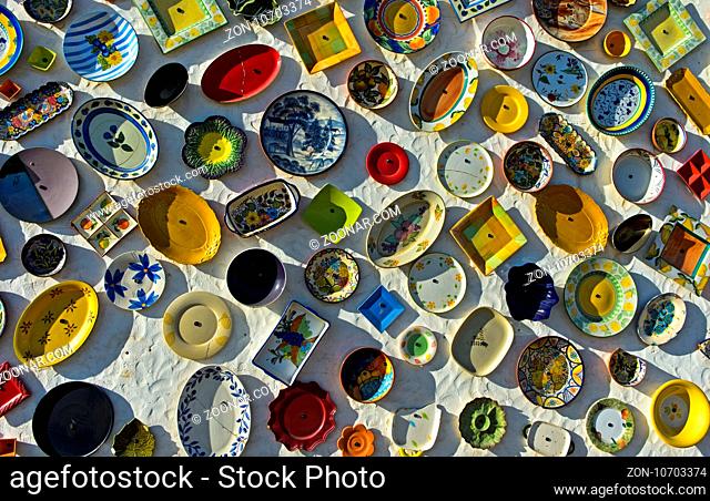 Teller, Schüsseln, Platten und andere traditionelle portugiesische Keramikwaren an der Wand einer Töpferei, Raposeira, Vila do Bispo, Algarve, Portugal / Plates