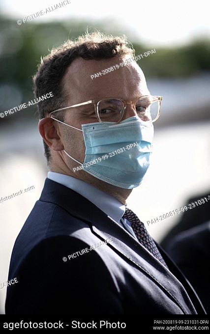 19 August 2020, Schleswig-Holstein, Kiel: Jens Spahn (CDU), Federal Minister of Health, wears a face mask during a conversation with journalists in front of...