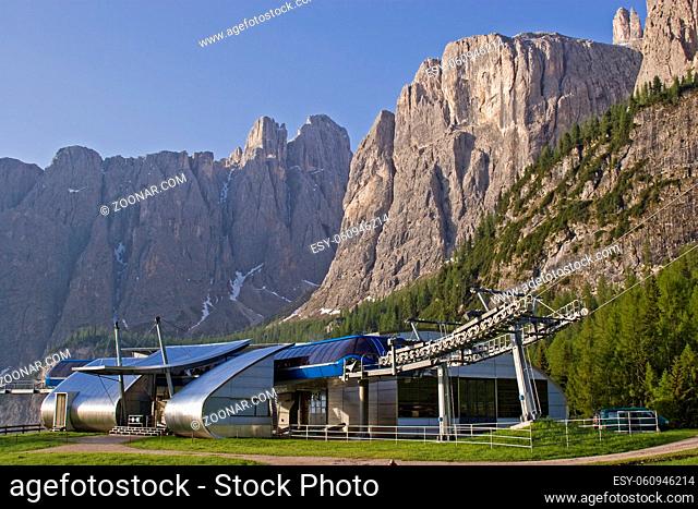 Bei der ostseitigen Auffahrt zum Grödner Joch kommt man an dieser futuristisch anmutenden Bergbahnstation vorbei dieWanderer und Skifahrer ins Herz der...