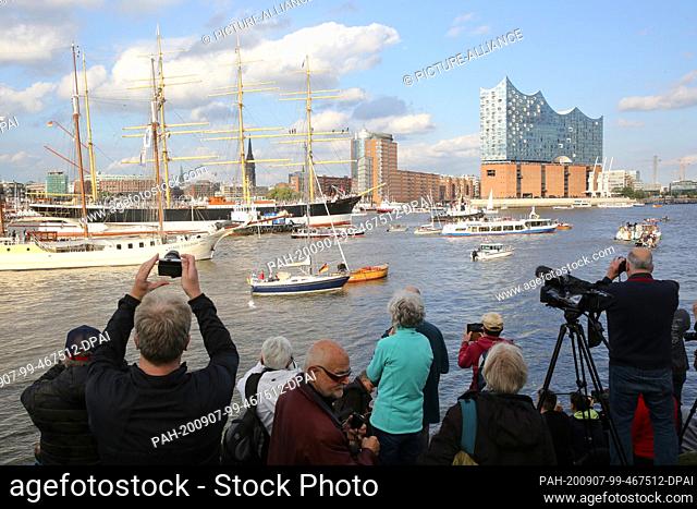 07 September 2020, Hamburg: Numerous spectators at Hamburg harbour watch the four-masted barque ""Peking"" (M in the background) being towed into Hamburg...